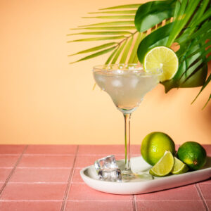 Margarita cocktail with ice and limes.