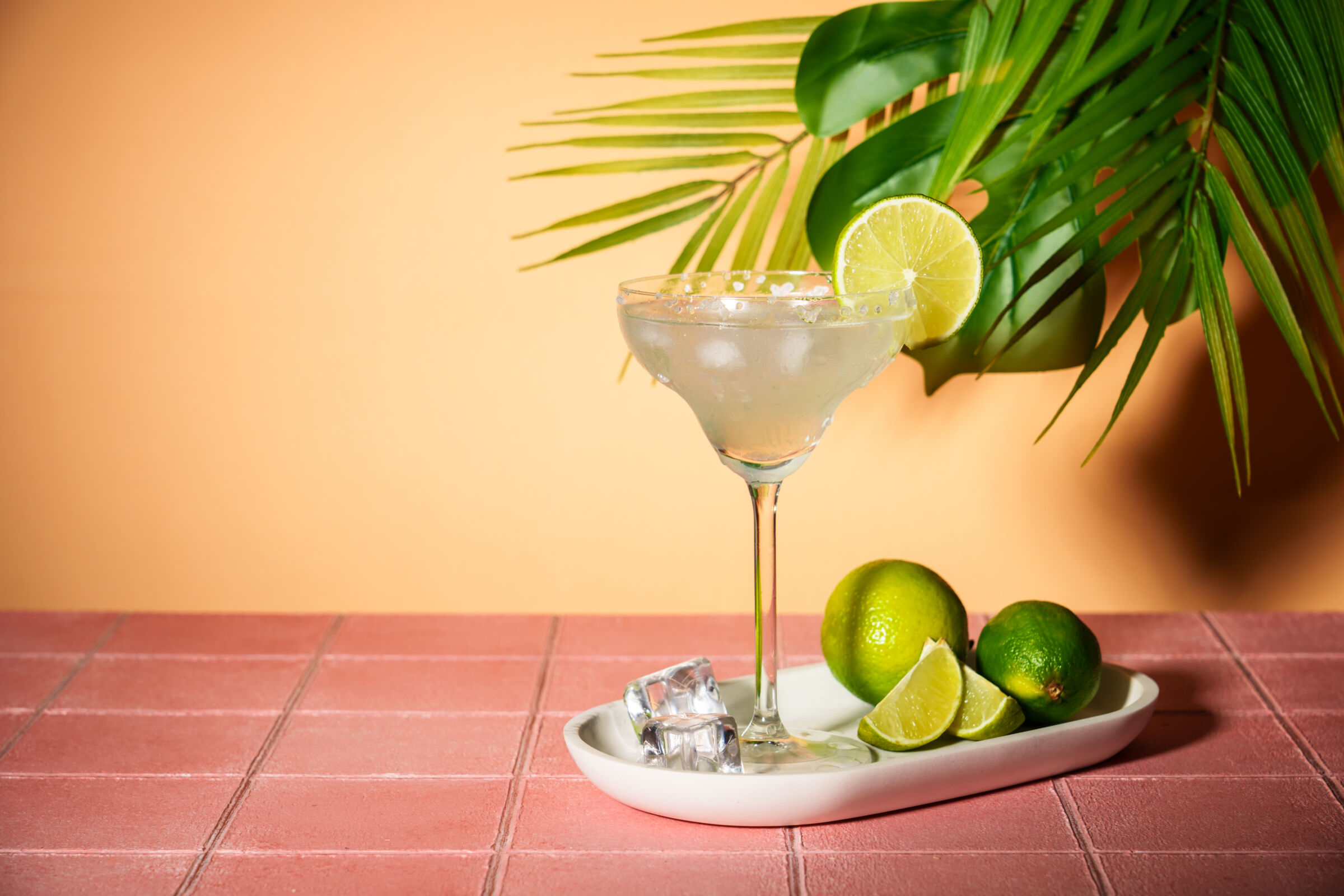 Margarita cocktail with ice and limes.